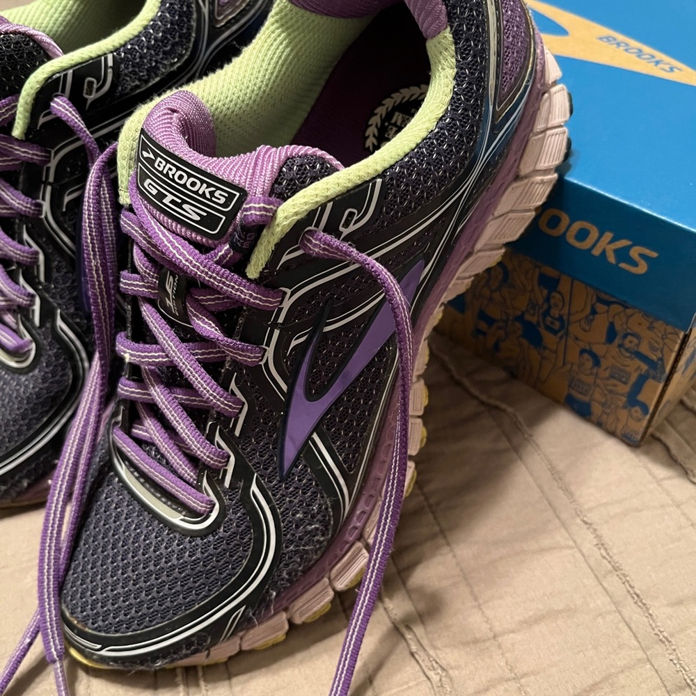 BROOKS ADRENALINE GTS 16 Edition WOMENS RUNNING TENNIS SHOE. PURPLE, SIZE 8.5